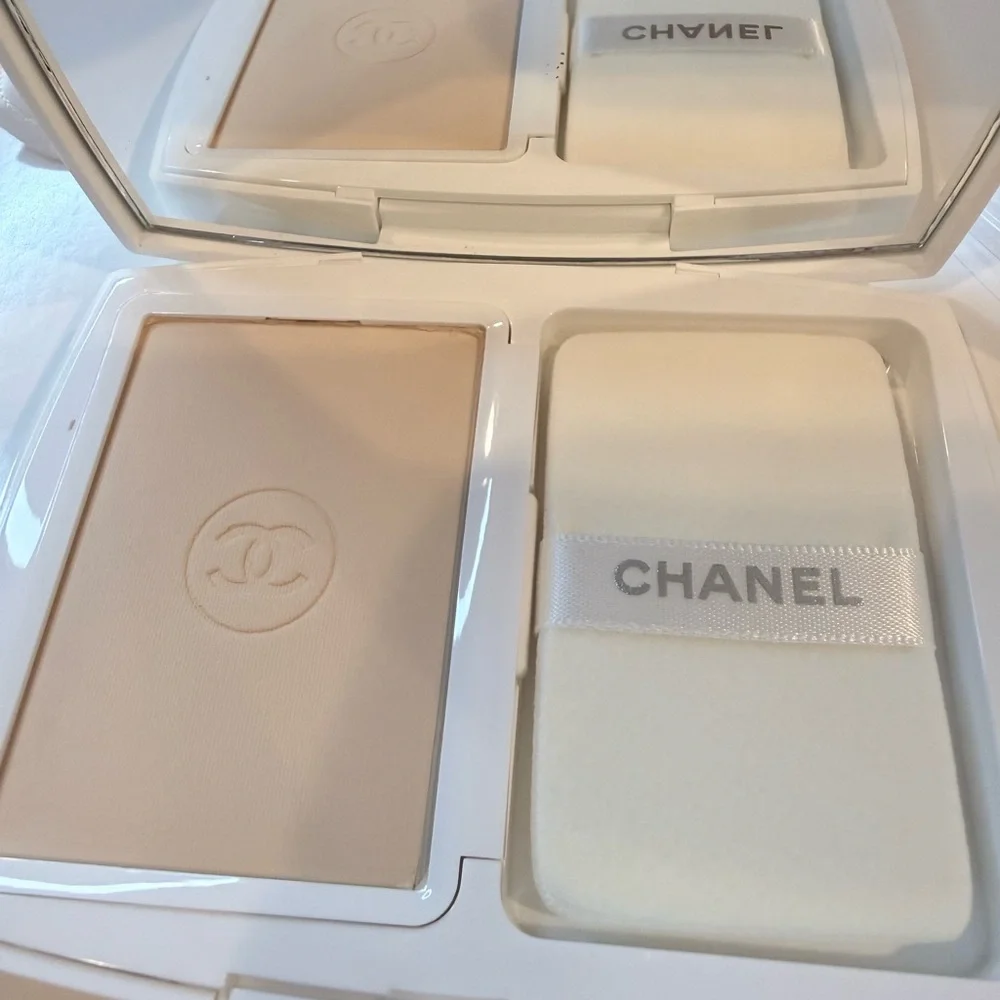 CHANEL ÉCLAT PREMIER BRIGHT COMPACT FOUNDATION